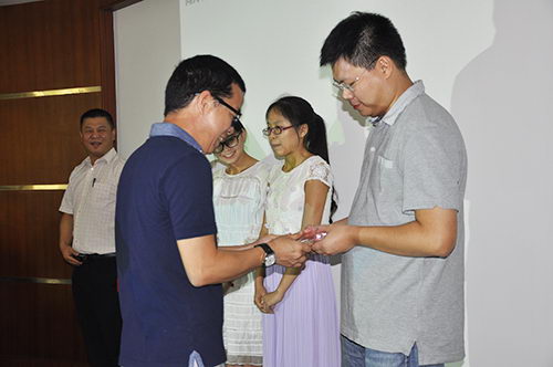 成總給獲獎(jiǎng)作者頒獎(jiǎng)