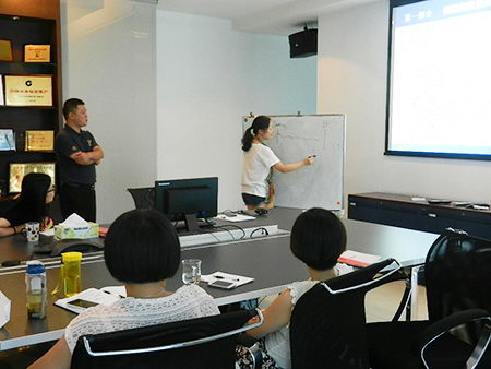 小組代表上臺總結(jié)